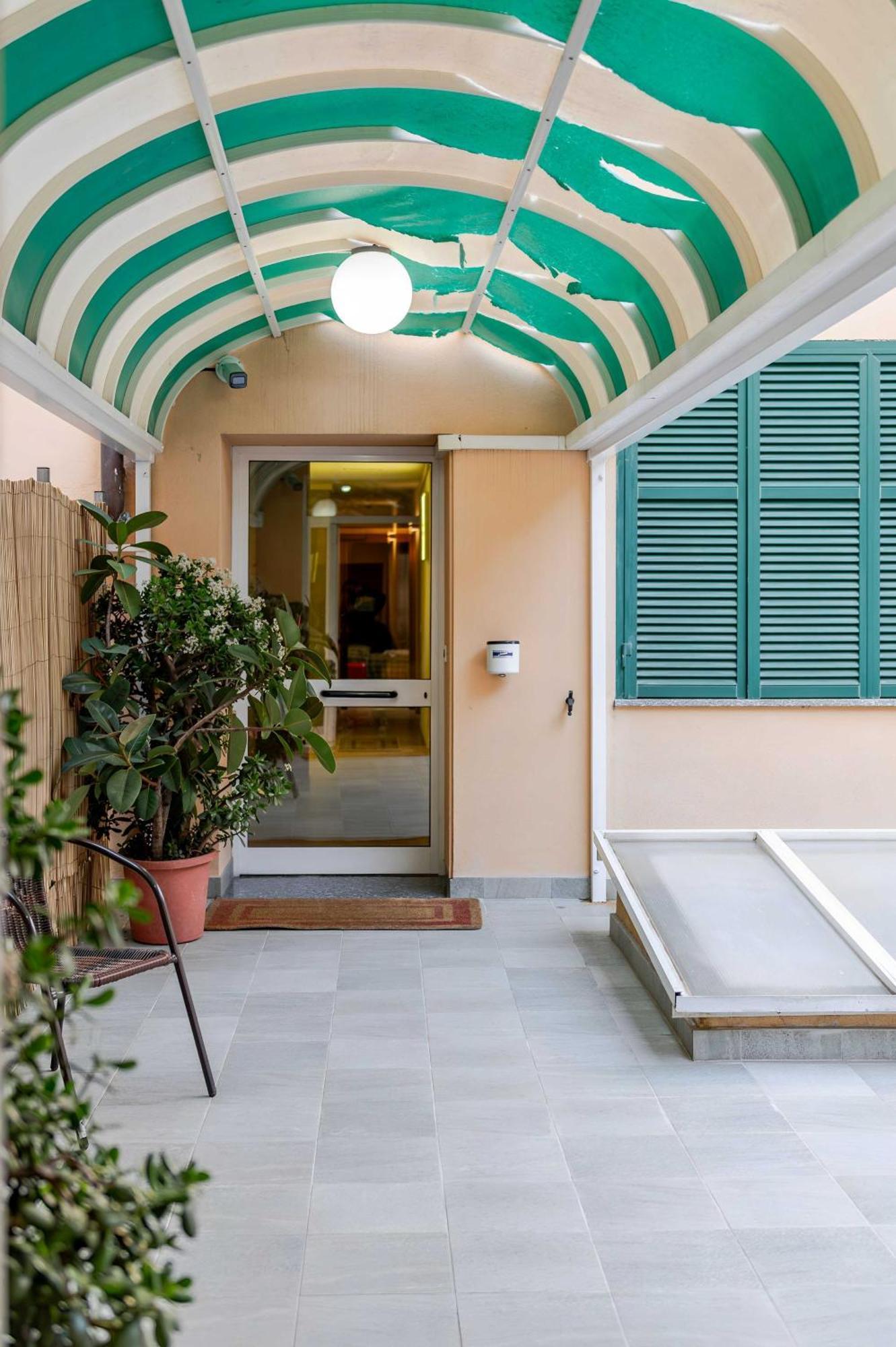 Hotel Posta - 3 Stars - Comfortable Stay In ヴェンティミーリア エクステリア 写真