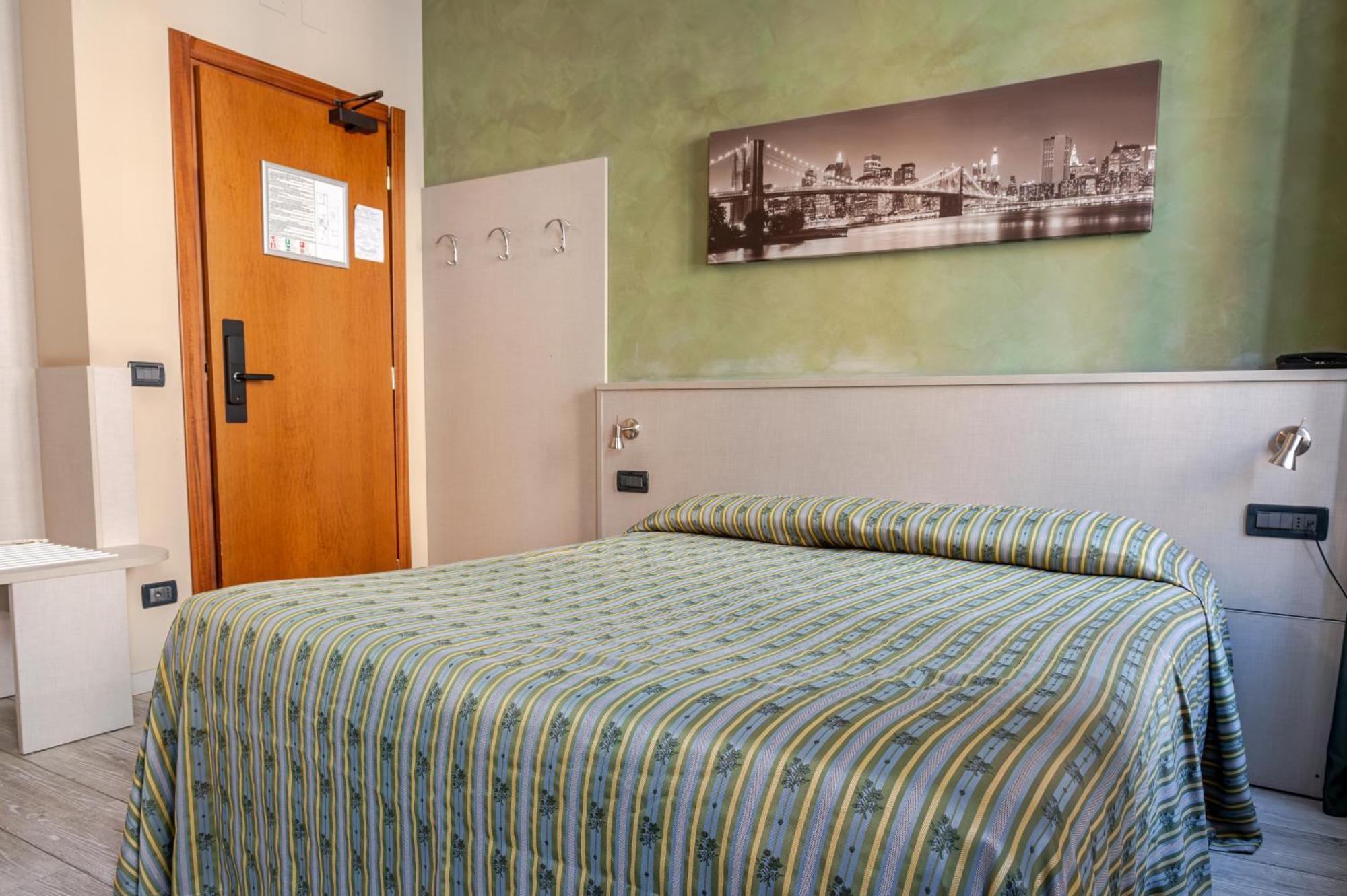 Hotel Posta - 3 Stars - Comfortable Stay In ヴェンティミーリア エクステリア 写真