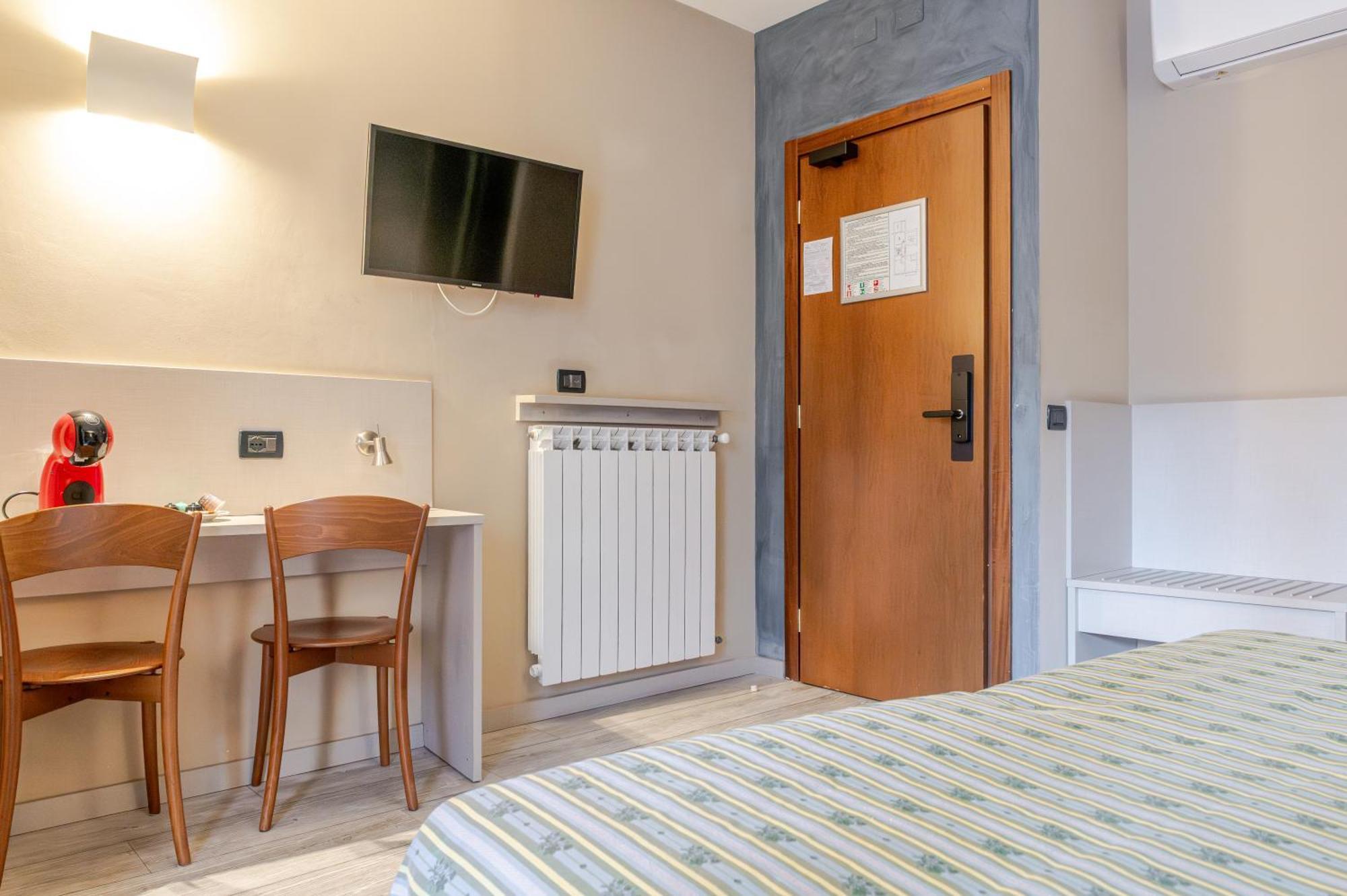 Hotel Posta - 3 Stars - Comfortable Stay In ヴェンティミーリア エクステリア 写真