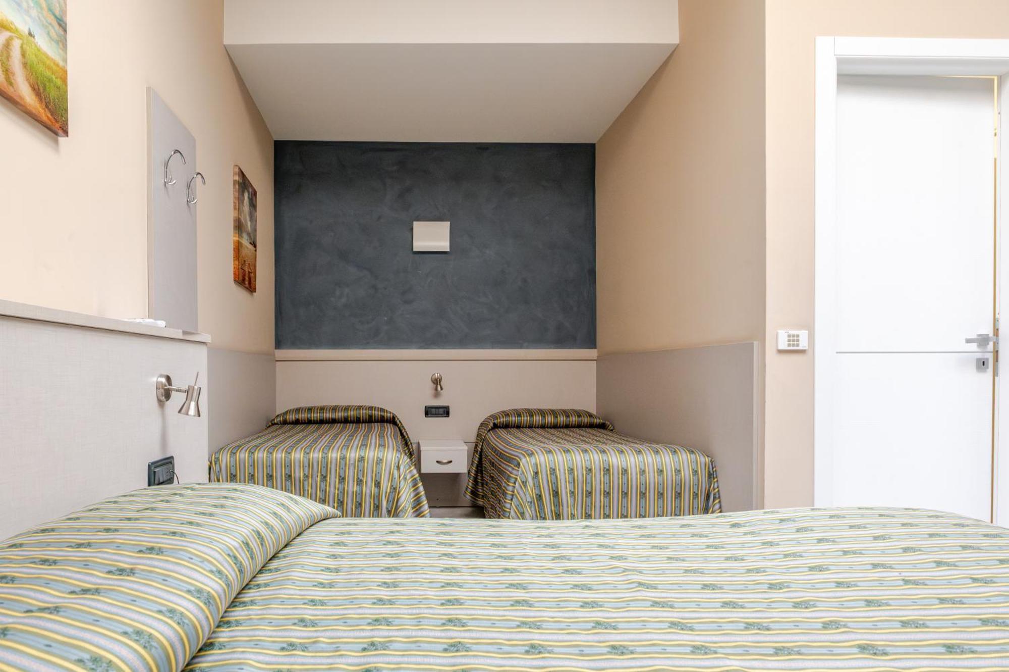 Hotel Posta - 3 Stars - Comfortable Stay In ヴェンティミーリア エクステリア 写真